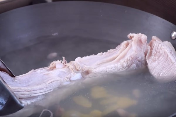 Luộc thịt cùng hành tím và gừng