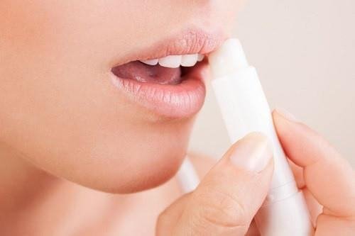 dưỡng ẩm môi cách làm đôi môi dày tự nhiên