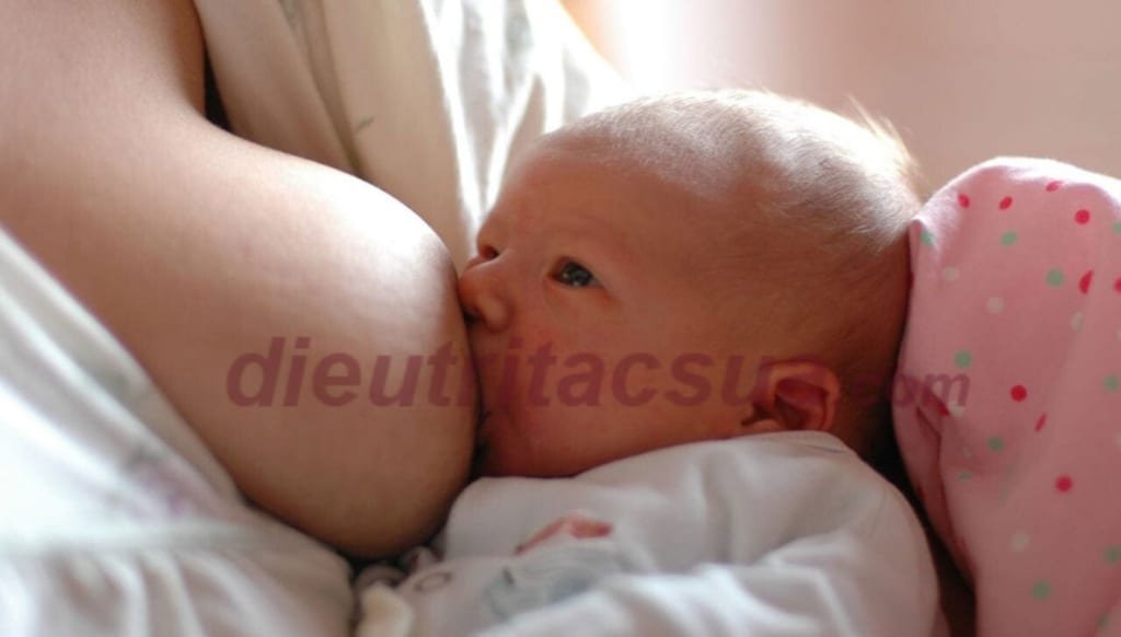 Một số lưu ý khi nuôi con bằng sữa mẹ 