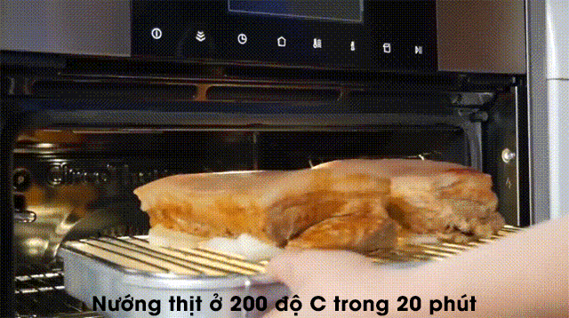 Để miếng thịt lên vỉ nướng và cho vào lò nướng ở 200°C trong 20 phút.