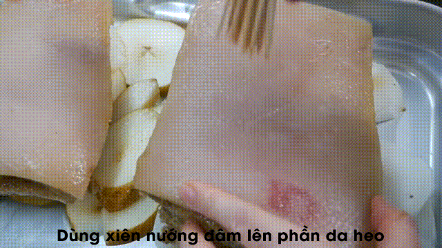 Dùng 1 cây nĩa hoặc 1 bó xiên thịt nướng đâm lên phần da heo, cách này giúp da heo khi nướng sẽ nổ giòn hơn. Dùng 1 cây nĩa hoặc 1 bó xiên thịt nướng đâm lên phần da heo, cách này giúp da heo khi nướng sẽ nổ giòn hơn.
