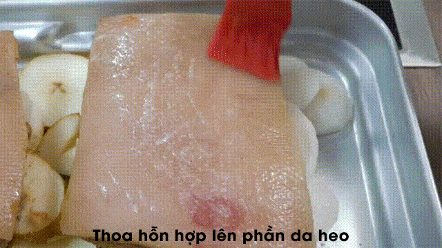 Trộn đều hỗn hợp và quét lên phần da heo. Lưu ý cần thấm cho da thật khô rồi mới quét lên.