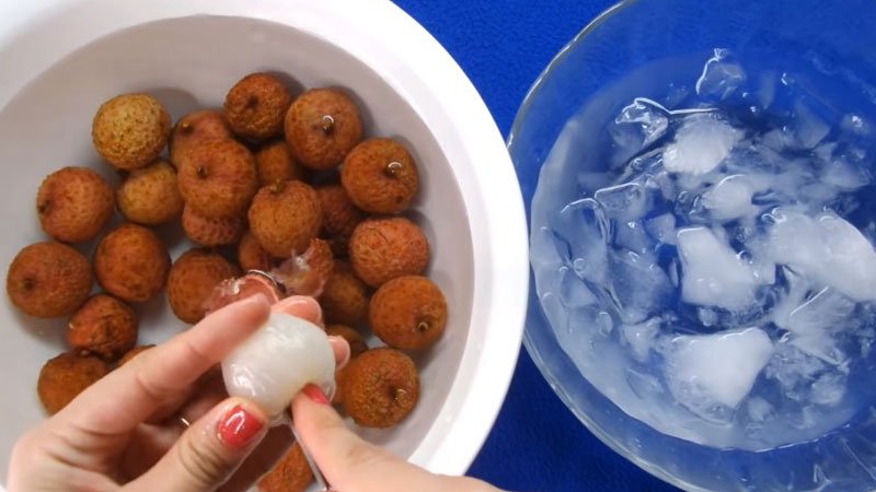 Dùng một cây dao nhọn tiến hành lột vỏ vải, rồi nhẹ nhàng tách phần hạt bên trong vải ra.