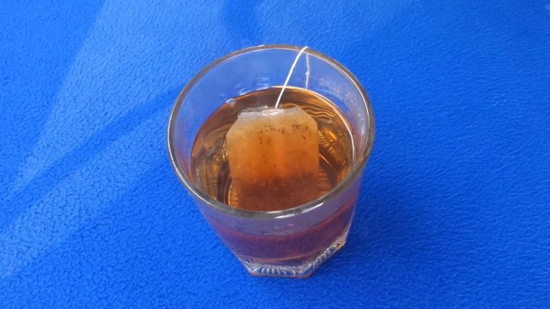 Đổ 150ml nước sôi vào ly, sau đó cho trà túi lọc vào ngâm khoảng 2 - 3 phút cho trà ra hết chất, thì lấy túi lọc ra.