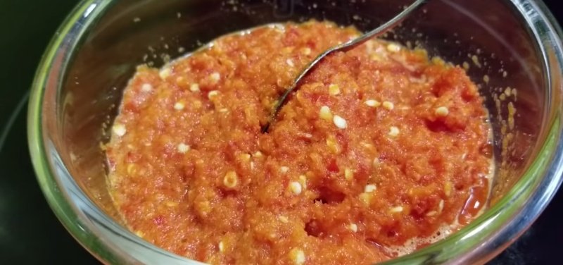 Trộn hỗn hợp Tỏi và ớt xay nhuyễn 