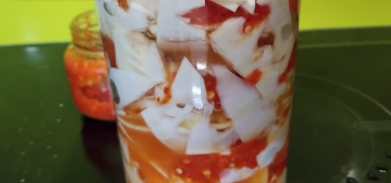 Xếp măng và ớt lần lượt đầy hũ