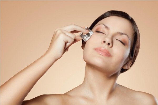 Massage mặt bằng đá lạnh