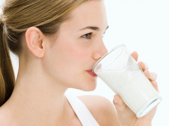 Mẹ nên uống cốc sữa nóng trước khi cho bé bú