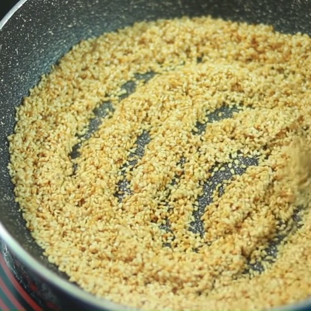 Mè trắng rang vàng đều, dậy mùi thơm hấp dẫn