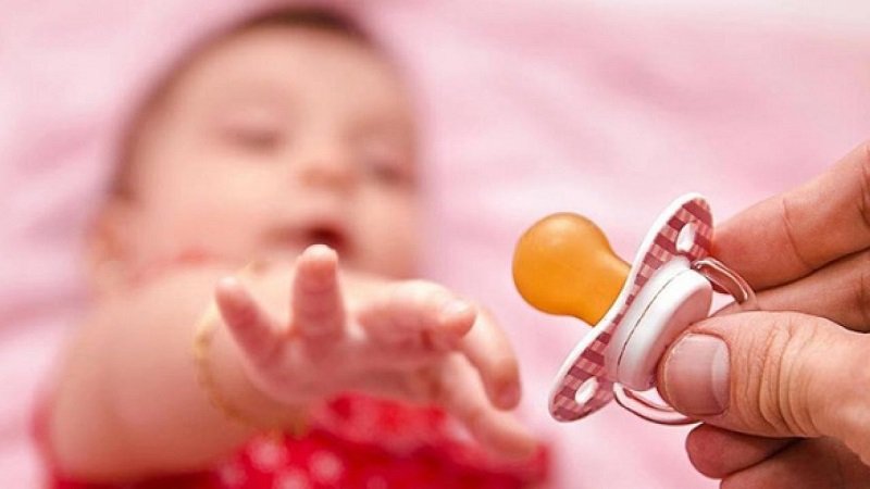 Mẹo cho bé chậm mọc răng phổ biến là ngậm vú giả lạnh Mẹo cho bé chậm mọc răng phổ biến là ngậm vú giả lạnh