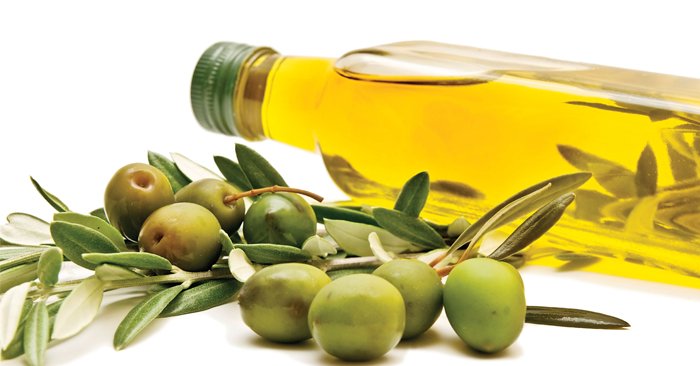 Bạn dùng dầu oliu để súc miệng tương tự như dầu dừa