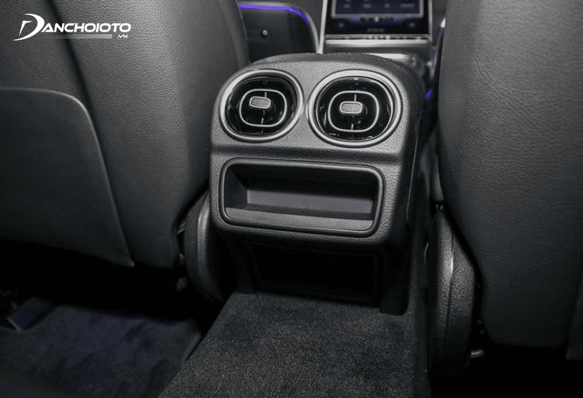 Mercedes C200 2022 dùng điều hoà tự động 2 vùng THERMATIC, có cửa gió riêng cho hàng ghế sau