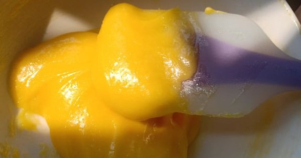 Cách làm sốt dầu trứng ở bánh bông lan trứng muối cực dễ