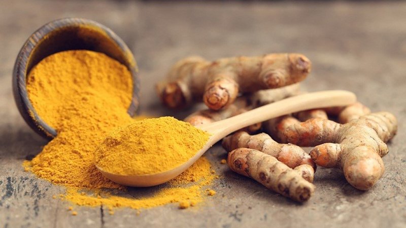 Dưỡng chất từ tinh bột nghệ giúp cô bé thêm hồng