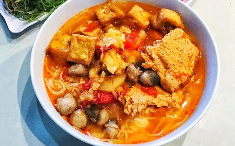 Sau cùng, bạn nêm nếm gia vị cho vừa ăn, thêm một ít hành barô thái nhỏ vào, tắt bếp và mang ra cho cả nhà thưởng thức thôi. Món ăn sẽ ngon hơn khi bạn dùng nóng và dùng kèm với rau đấy!