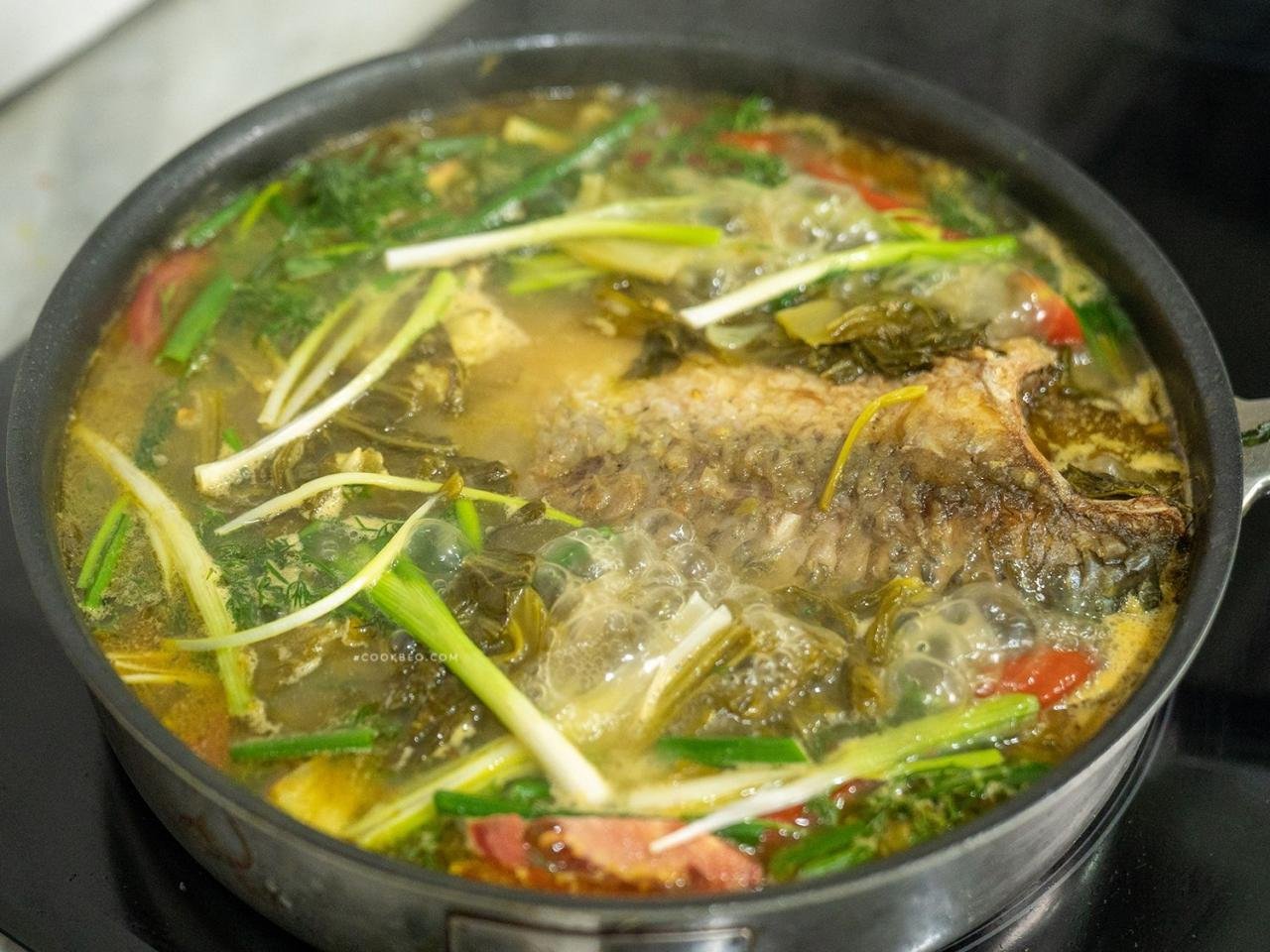 Chảo cá chép om dưa chua