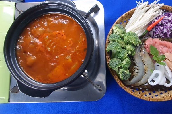 Nấu nước dùng mì 