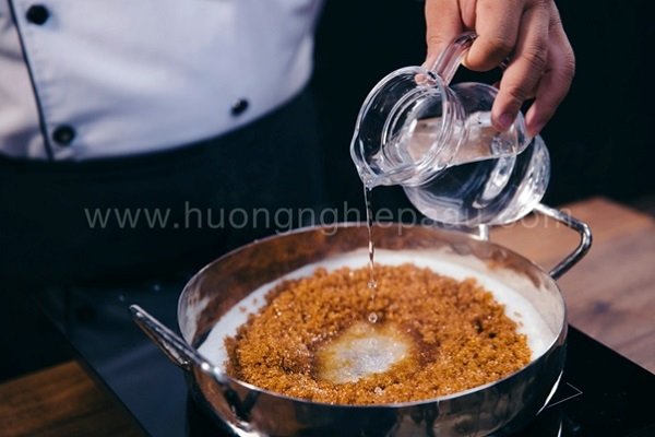 nấu nước đường làm bánh trung thu