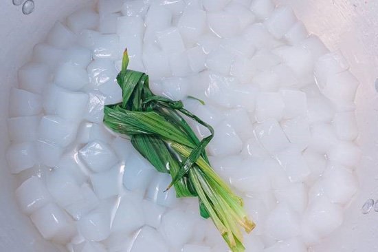 nấu thạch dừa với lá dứa