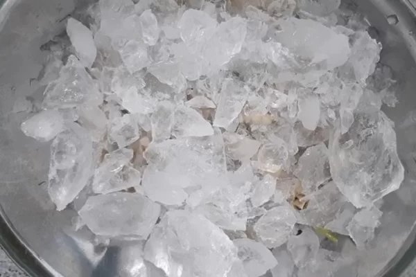 Ngâm chân gà với nước đá