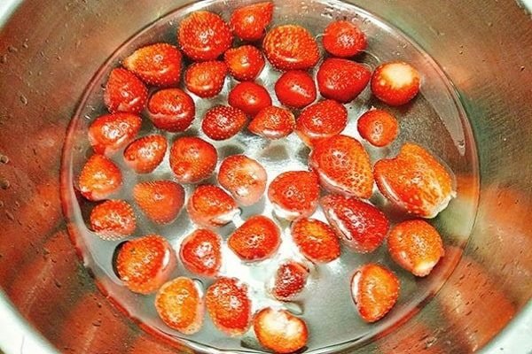 ngâm dâu với nước muối