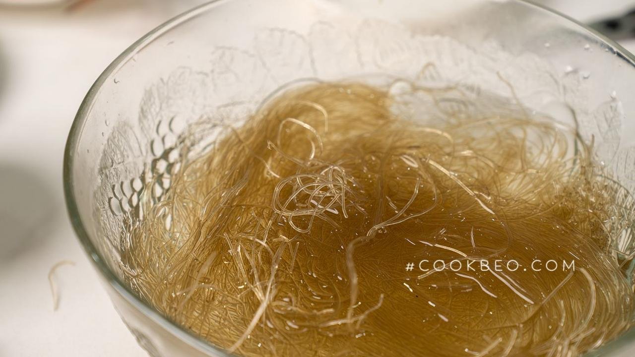 ngâm miến với nước ấm