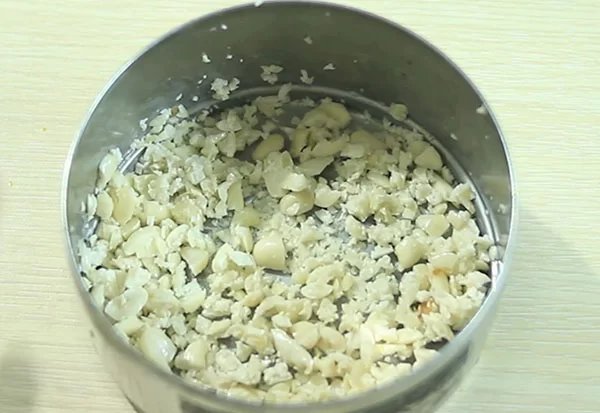 ngâm và giã nát đậu phộng để làm nhân