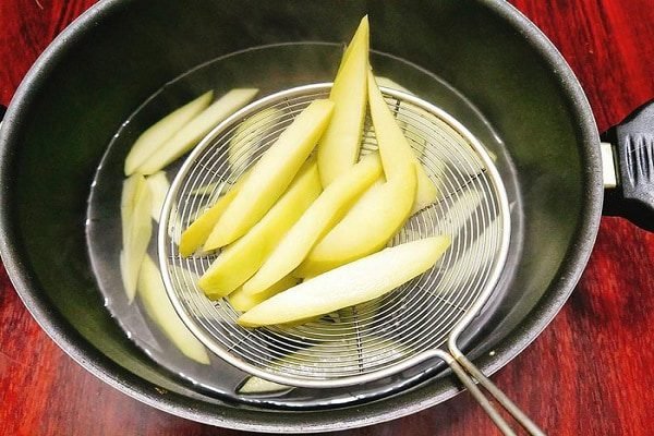 ngâm xoài nước vôi trong