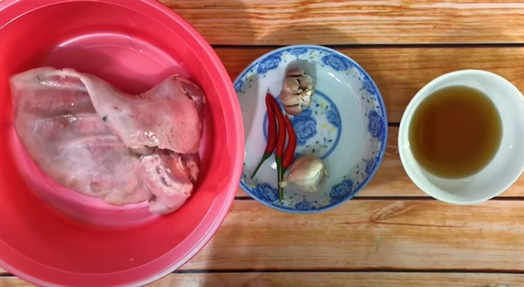 Nguyên liệu làm món tai heo rim nước mắm
