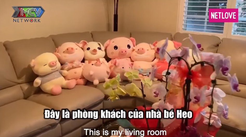 Cả trên ghế sofa, 7 thú nhồi bông hình heo cũng được bày biện. (Ảnh: Chụp màn hình) Nhà ở Mỹ mà cố NS Chí Tài luôn muốn quay về gây chú ý: Đâu cũng có heo-5