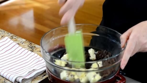 nhào bột làm bánh brownie