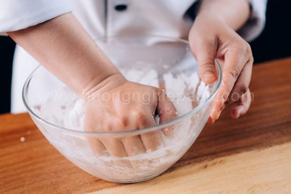 nhào bột làm bánh ram
