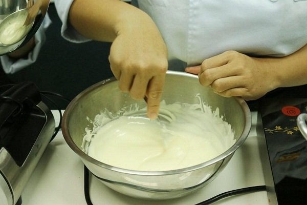 nhào bột nhuyễn mịn