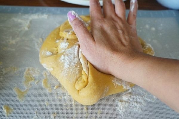 nhào đến khi bột không dính tay