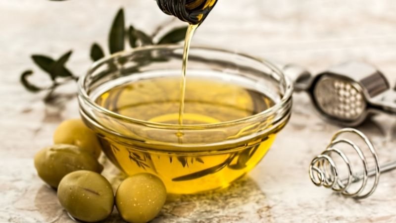 Dầu oliu giúp tẩy trang mắt hiệu quả