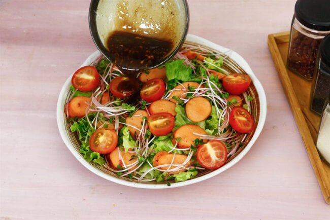 Trộn salad với nước sốt giấm tiều