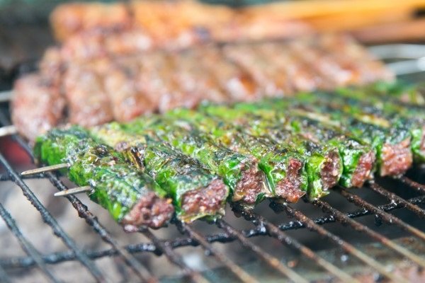 Nướng lá lốt trên bếp than