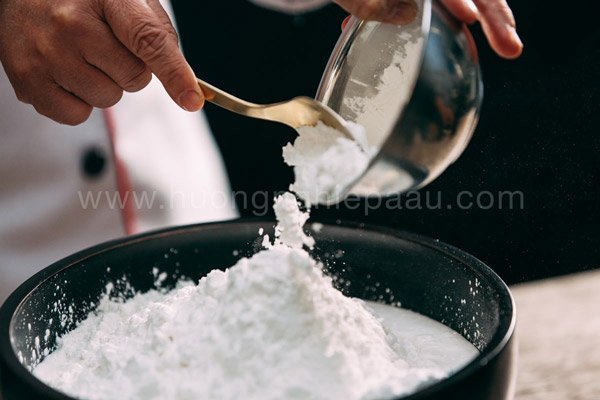 Pha bột làm bánh chuối