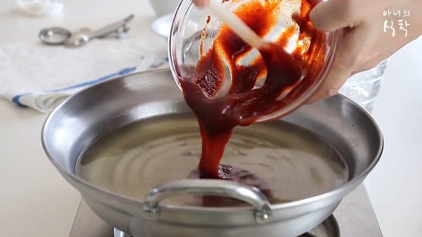 Pha nước sốt Tobokki