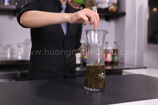 Pha trà bằng nước nóng 
