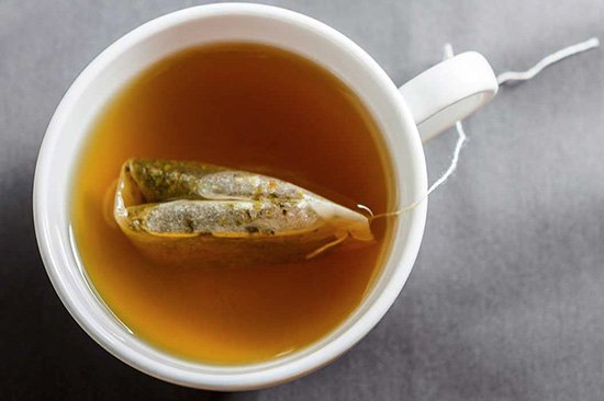 Pha trà với nước nóng 