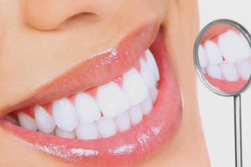 Nếu bạn muốn tẩy trăng răng một cách an toàn, nhanh chóng, bạn hãy ghé qua Nha Khoa Tân Định tại số 3 Lý Chính Thắng, P8, quận 3, Tp. Hồ Chí Minh. Tại đây bạn sẽ được trải nghiệm công nghệ tẩy trắng răng Lazer Zoom II – USA với đèn chiếu giúp kích hoạt gel Zoom làm trắng, dễ dàng loại bỏ các vết ố màu trên răng, trả lại cho bạn một nụ cười tươi tắn, rạng rỡ.