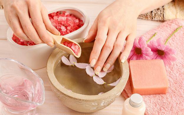 Móng tay bóng khỏe và hồng hào nhờ... spa tại nhà