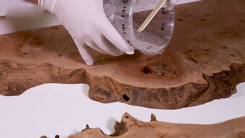 Xác định vị trí quan trọng để đổ keo epoxy resin.