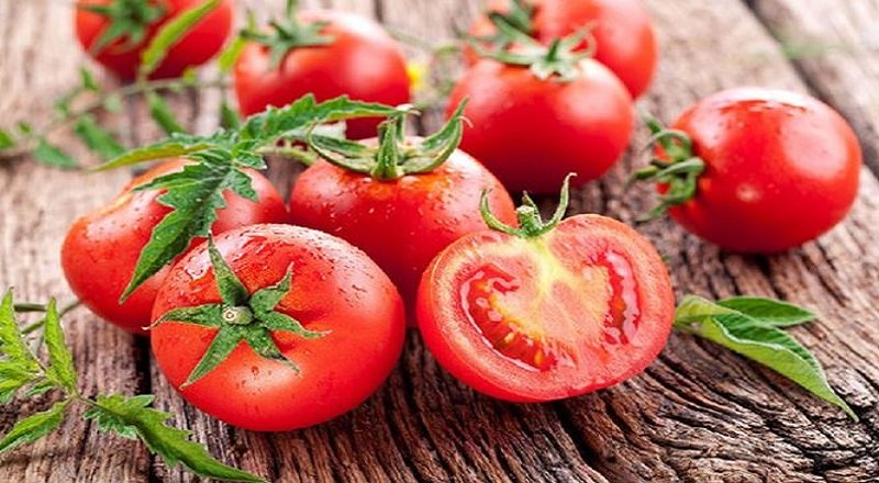 Bạn có thể sử dụng cà chua kết hợp cùng kem đánh răng để làm trắng da