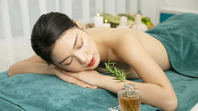 Làn da được cấp ẩm sau khi tắm trắng