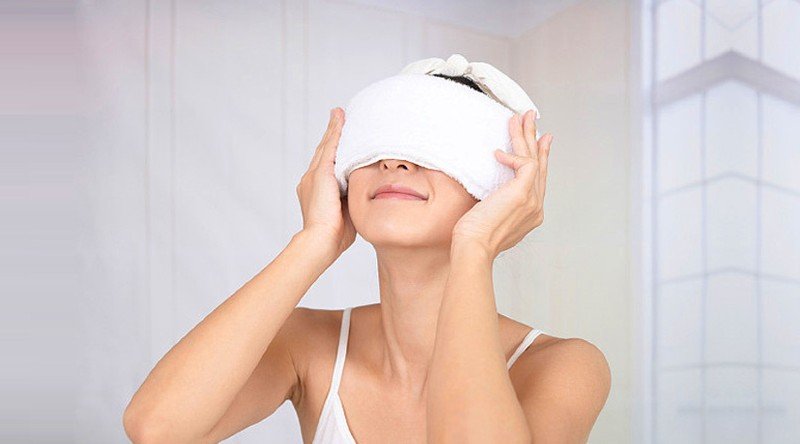 Chườm nóng cũng là cách làn tan filler nhanh nhất tại nhà có thể áp dụng
