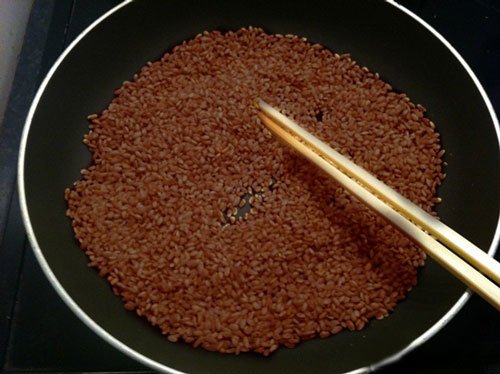 Rang gạo làm tranh mất nhiều thời gian