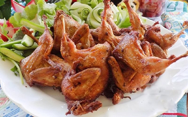 Trình bày và thưởng thức món chim cút chiên bơ