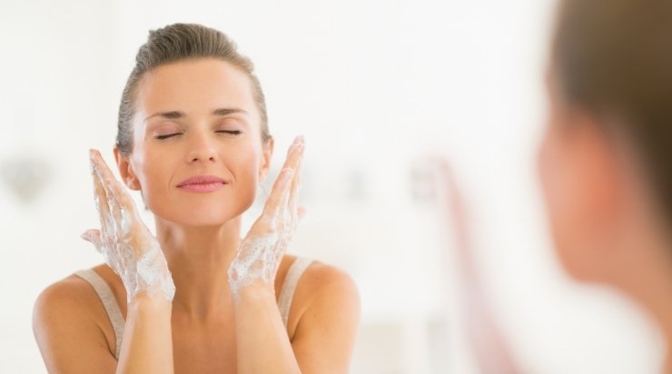 Rửa mặt sạch là cách làm mịn da tiên quyết